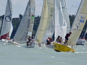 A Balaton leggyorsabb hajói az ügyvédek vitorlás regattáján