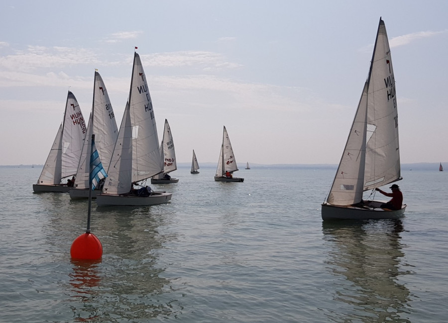 A hétvégén Balatonfüred, Koloska Marina bázissal a keleti medencében zajlott a hagyományos Villamosenergia-ipari Vitorlás Találkozó.