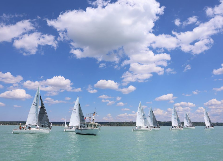 Közösség, tisztelet és vitorlázás – sikeresen elrajtolt a One Design Balaton Tour Balatonkenesén