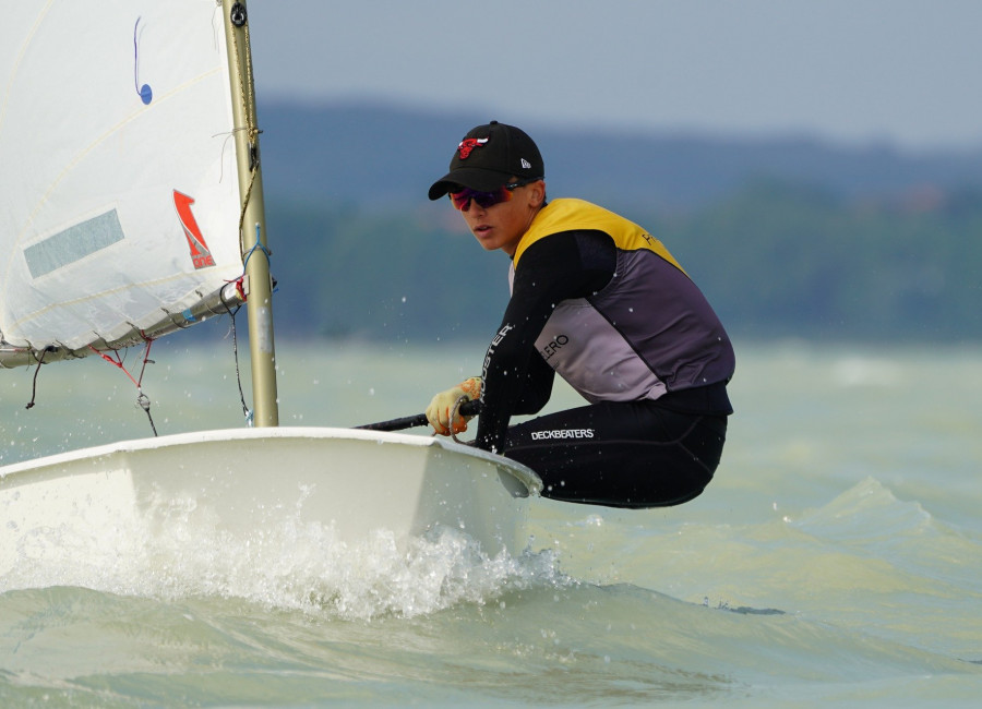 Siklósi Lóránt rajt-cél győzelmet aratott az Optimist bajnokságon