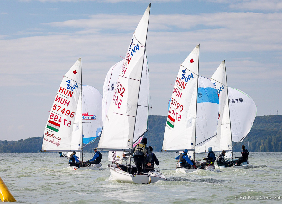 Szokatlan hidegben csapkodó, forgolódó szelekben kezdődött a 420 bajnokság