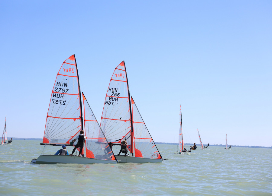 Továbbra is a magyar hajók dominálnak Alsóörsön a 29er EuroCup-on